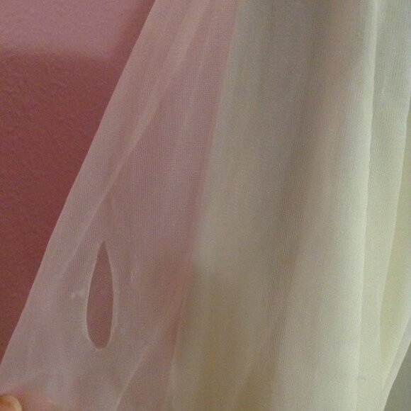 Vintage 1950s or 1960s Authentic Laros Peignoir with Flower Appliqués - Picture 4 of 8